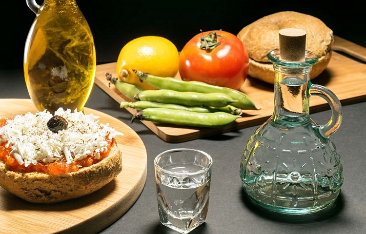Raki (alcool), huile d'olive et mizithra (fromage de brebis)