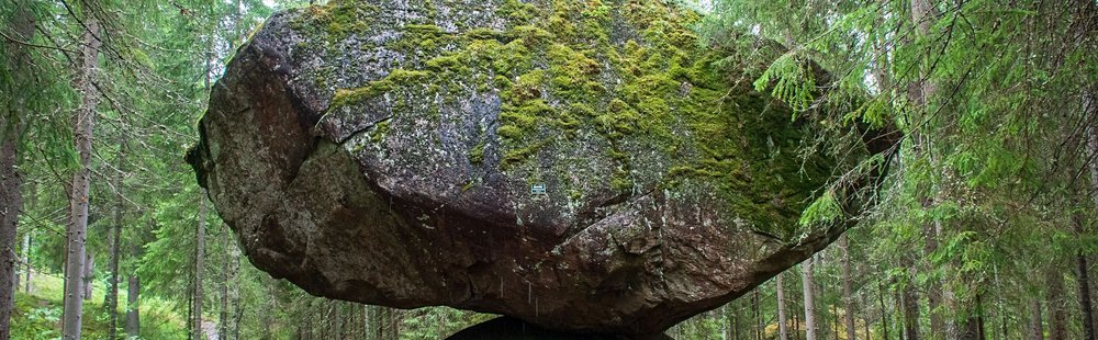 Le rocher en équilibre “Kummakivi” 