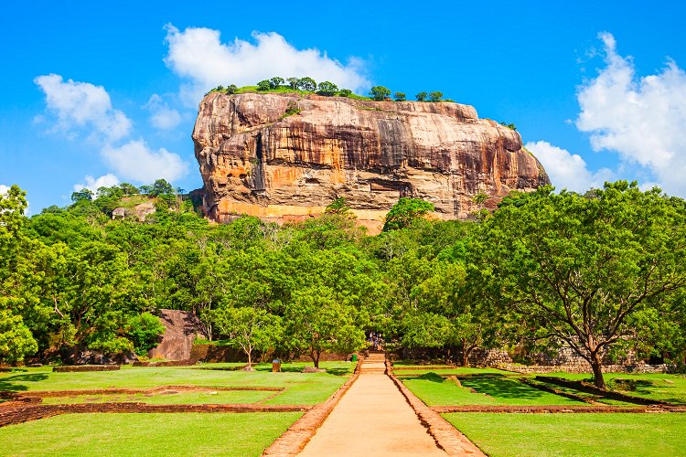 Le temple avec la vue sur le rocher de Sigiriya