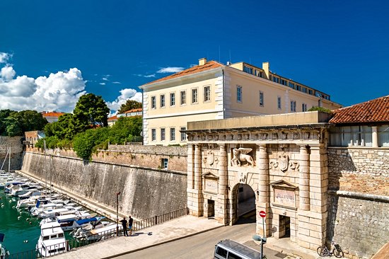 Le port de Fosa et la porte de la Terre-Ferme