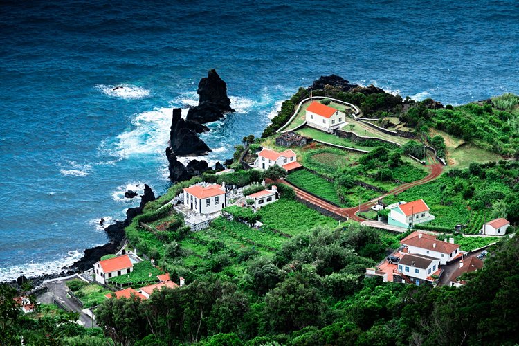 Le dominant Miradouro da Fajã do Ouvidor