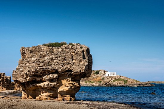 Le village de Molos et le cap Pouria