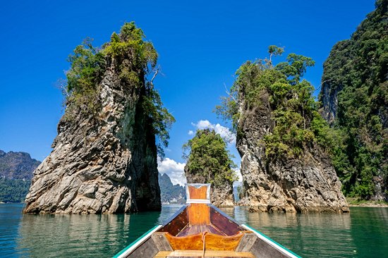 Faire une promenade sur le lac de Chiew Larn