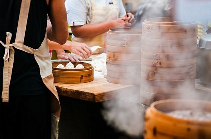 Goûter à la nourriture chinoise lors d’un food tour