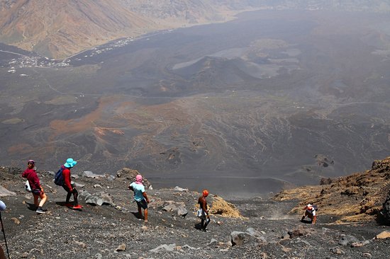 Gravir le volcan actif du Pico do Fogo