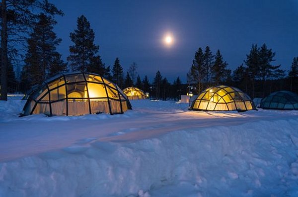 Dormir dans un igloo au toit de verre pour voir les aurores boréales