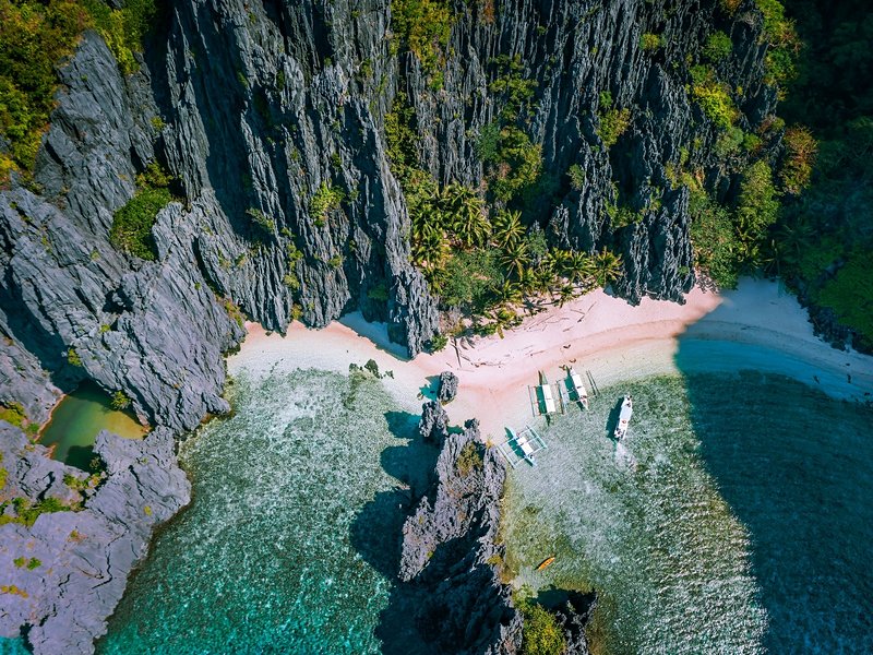 Explorer les criques cachées