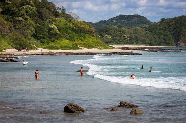 Apprendre à surfer sur les vagues au Nicaragua
