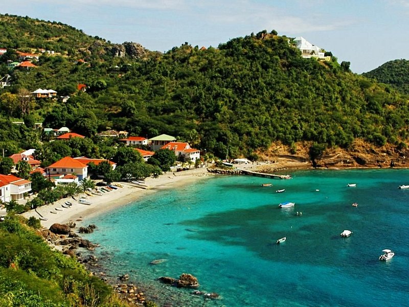 Explorer le village de Corossol
