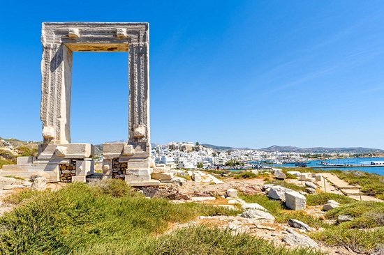 La Portara, vestige du temple d’Apollon, et le temple de Déméter