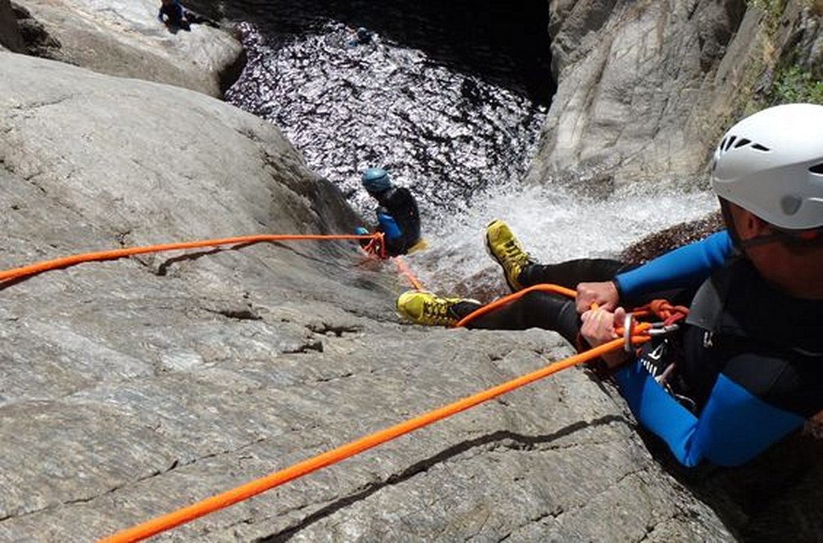 Descendre des gorges en canyoning 