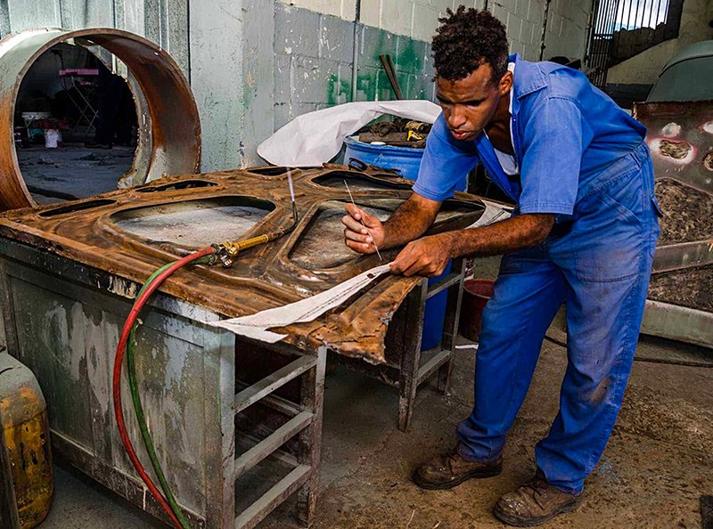 Restauration de vieille voiture américaine