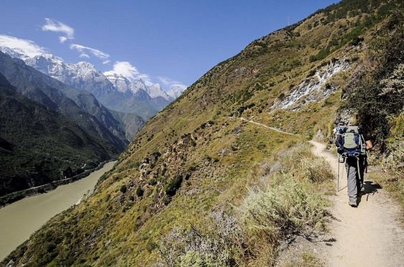 Randonner dans la Gorge du Saut du Tigre dans le Yunnan
