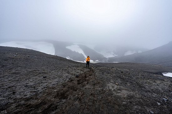 Marcher dans la caldeira d'un volcan actif en Antarctique