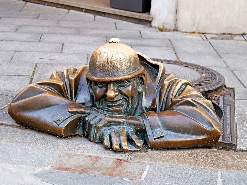 La statue de Cumil, un ouvrier sortant des égouts de Bratislava