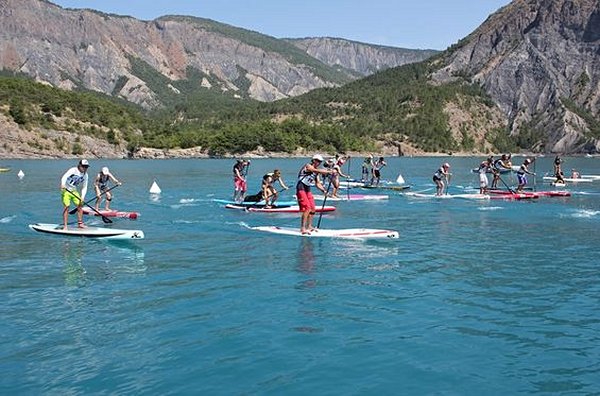 Faire du stand-up paddle sur le lac de Serre-Ponçon 