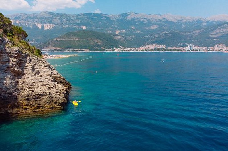 S’élancer dans les grottes en kayak au large de Budva