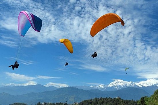 Survoler le lac de Pokhara en parapente