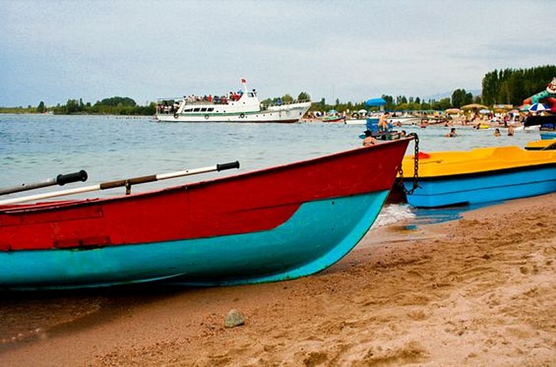 Se relaxer sur une plage du lac Issyk-Kul