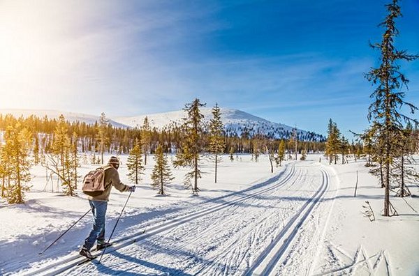 Arpenter les montagnes à ski