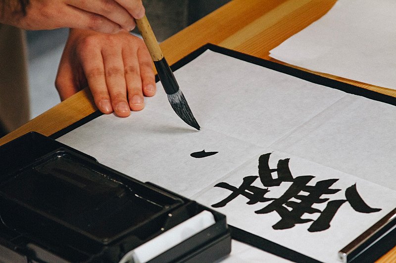 Écrire avec l'âme, l'atelier de Calligraphie traditionnel avec une famille locale