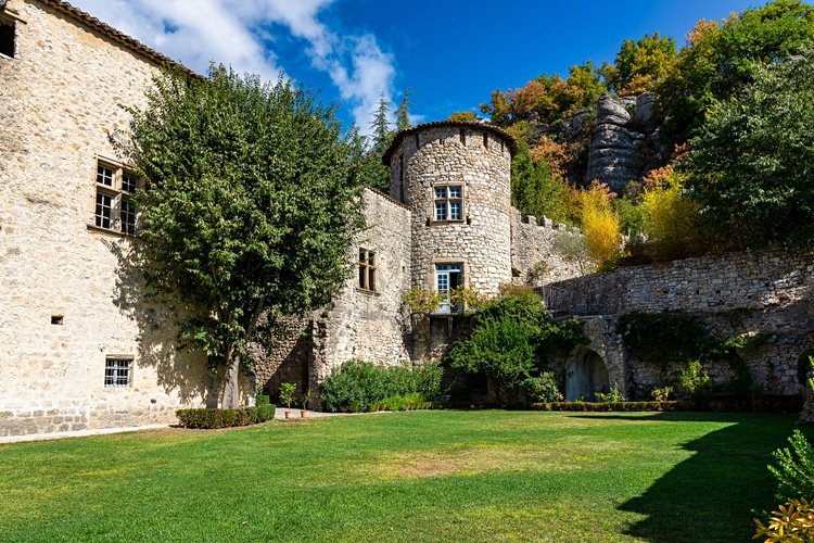 Vogüe : ses rues, son château et son cadre