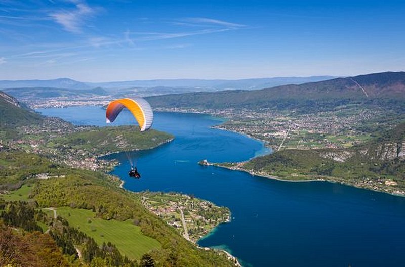 Survoler en parapente le lac d'Annecy  