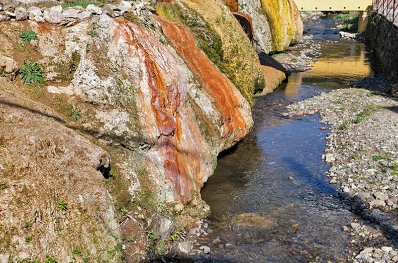 Plonger dans les eaux chaudes de la grotte de Sklené Teplice