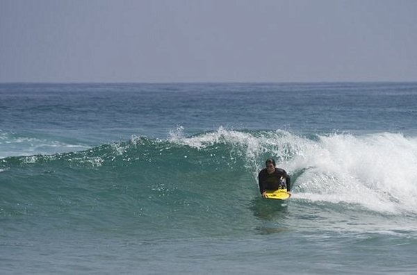 Surfer sur la vague dans des spots mythiques