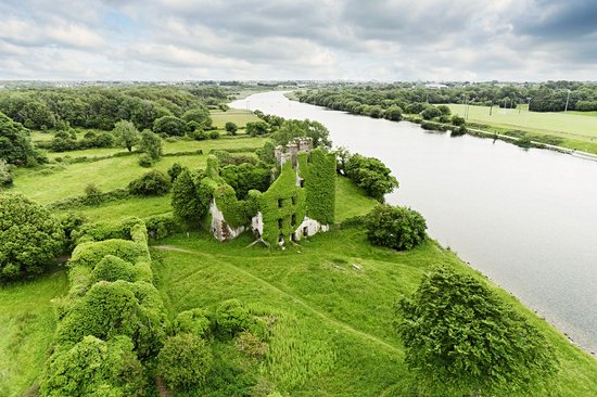 Admirez le Menlo Castle, dévoré par la verdure