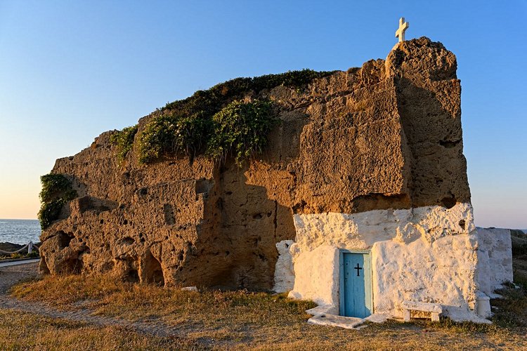 Le village de Molos et le cap Pouria