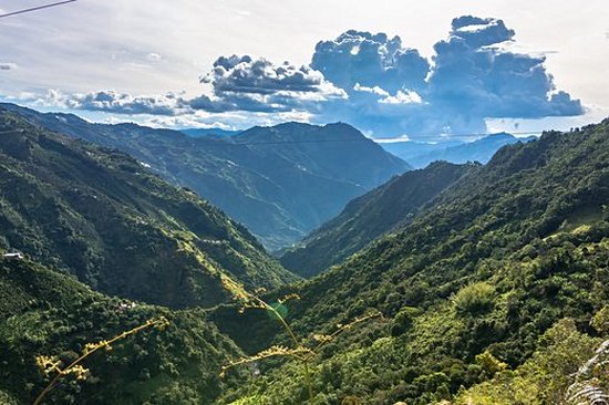 Dévaler une tyrolienne géante au dessus d'une cascade
