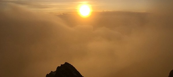 Lever du soleil au sommet du Volcan Barú