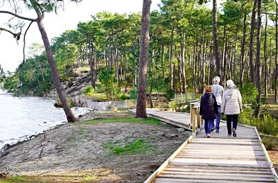 Promenade en famille au bord du lac d'Hourtin-Carcans