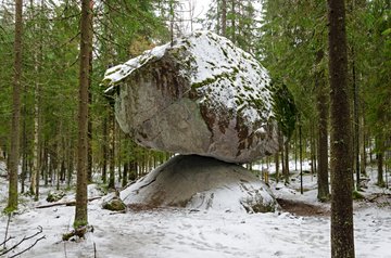 Le rocher en équilibre “Kummakivi” 