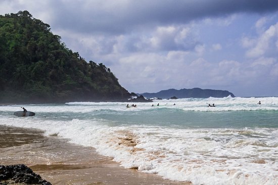 Surfer les vagues de Duli Beach