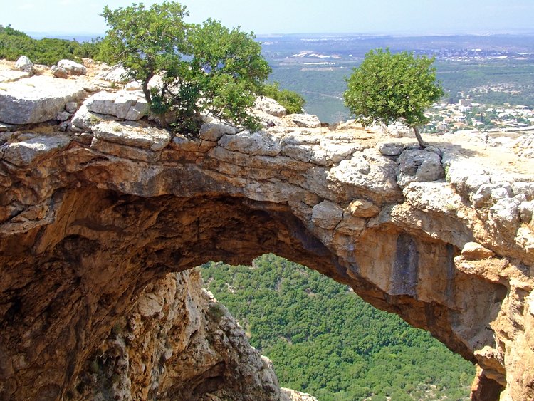 La promenade rocheuse : la grotte de l'Arche
