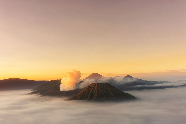 Lever de soleil au sommet du Semeru