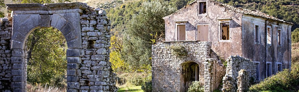 Le Vieux Perithia et le mont Pantokrator