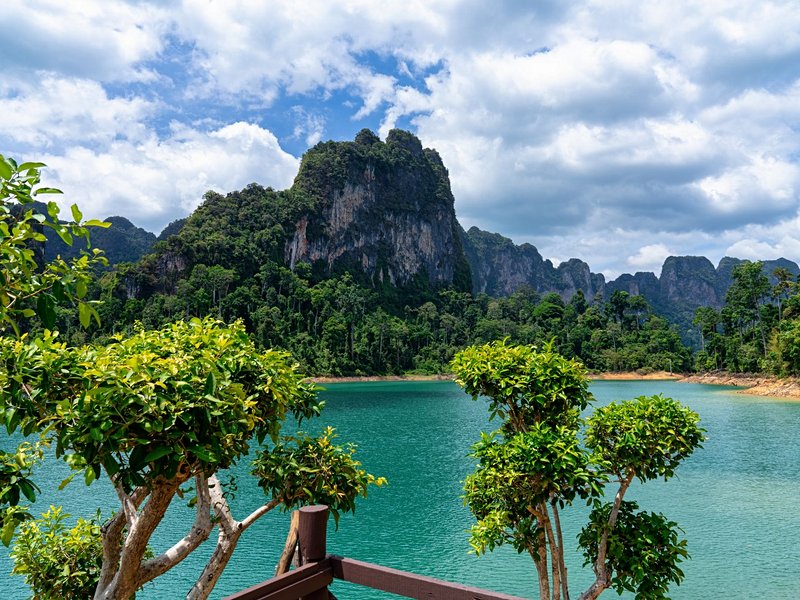 Faire une promenade sur le lac de Chiew Larn