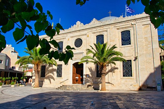 L'église Agios Nikolas et la cathédrale orthodoxe