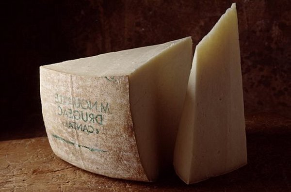 Faire honneur aux fromages d'Auvergne et à la cuisine du terroir