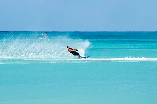 Découvrir le ski nautique et le wakeboard