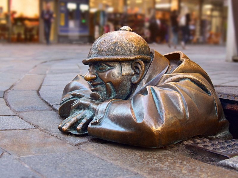La statue de Cumil, un ouvrier sortant des égouts de Bratislava