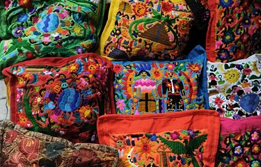 Des couleurs flamboyantes et des odeurs étonnantes, le marché de Chichicastenango vous transporte dans une ambiance unique.