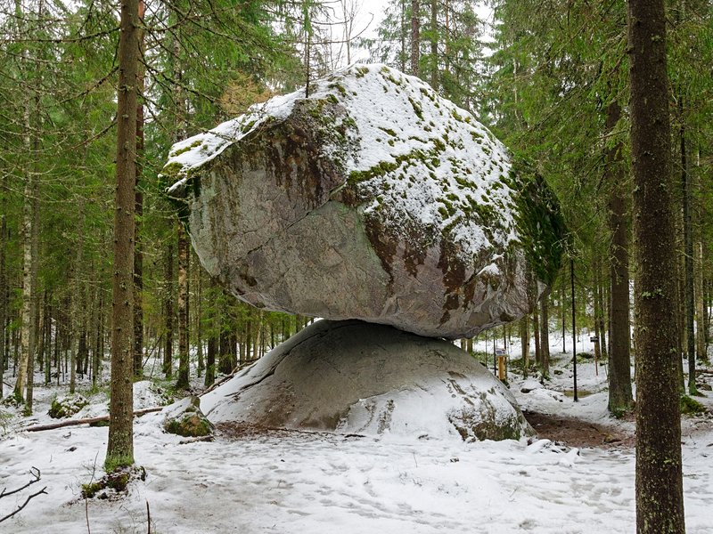 Le rocher en équilibre “Kummakivi” 
