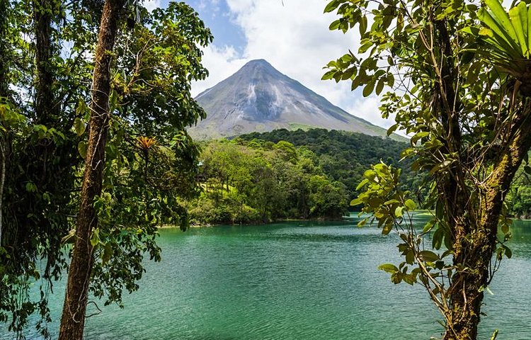Le Parc National Arenal, son lac et son volcan 