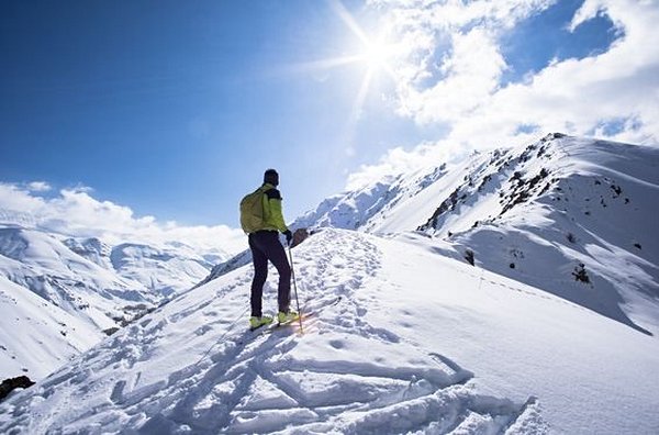Skier dans les montagnes de Téhéran