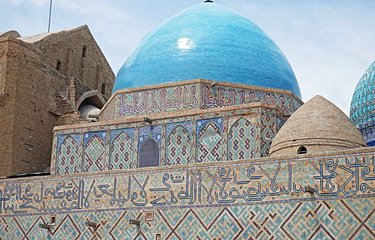 Le mausolée d’Ahmed Yasawi, pour en prendre plein les yeux avec ses mosaïques bleues étincelantes.