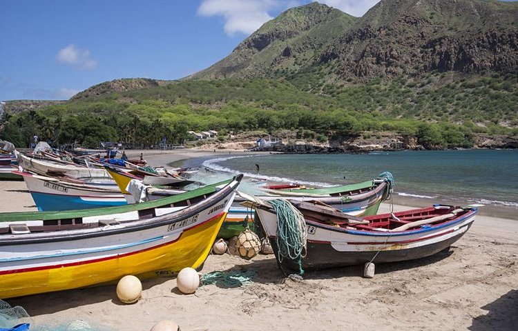 Bateaux de pêche sur l'île de Santiago